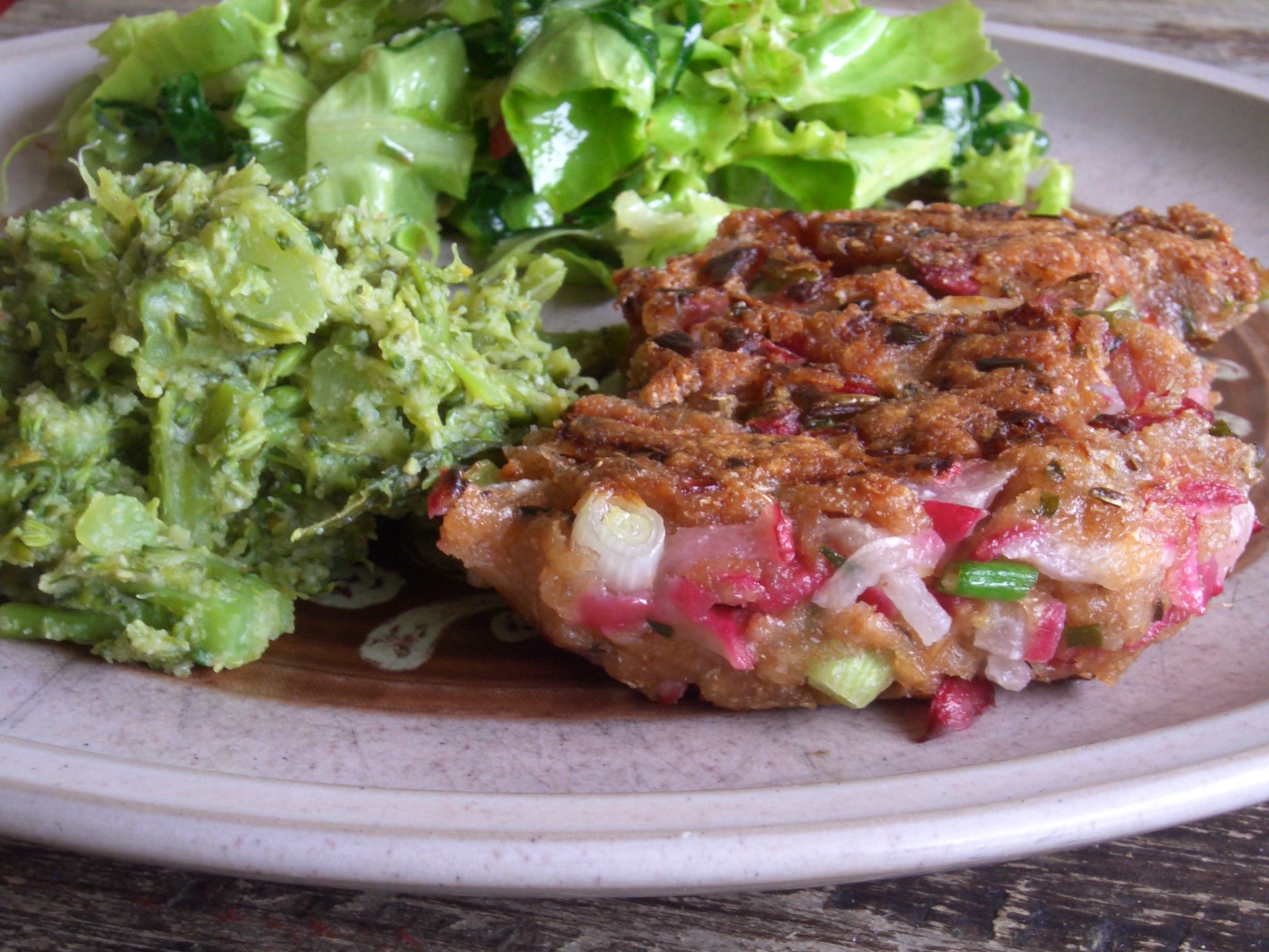 Radieschen-Bratlinge mit Brokkoli-Platterbsen-Püree und Salat